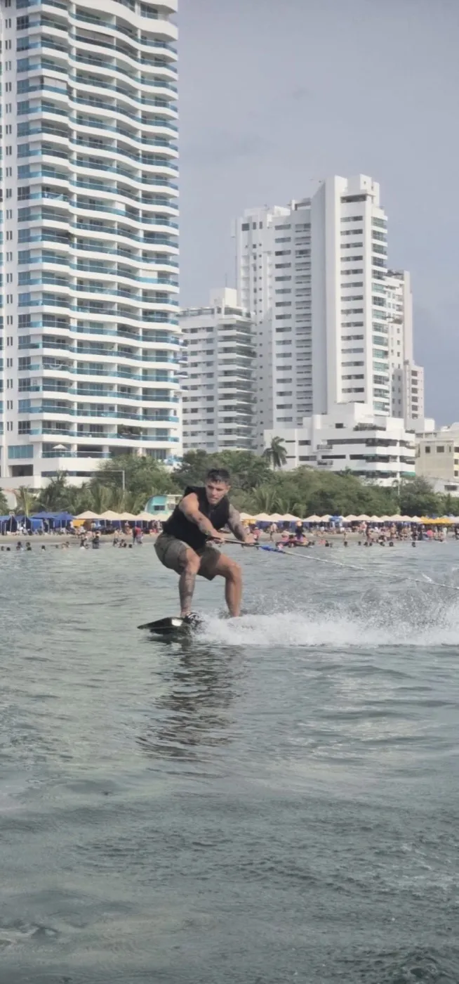 Estudiante de wakeboard levantándose del agua